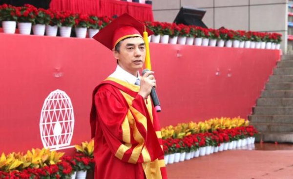 沪深策略 毕业典礼遇雨学生喊话校长“下来”引争议，西华大学回应：个别现象被误解