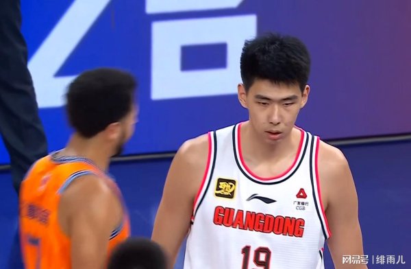 申宝策略 锁死新西兰王牌！广东第三中锋打成大腿，朱芳雨强换男篮顶级锋线